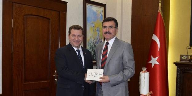 Kırmızı Dipli Mum İle Güreş Daveti
