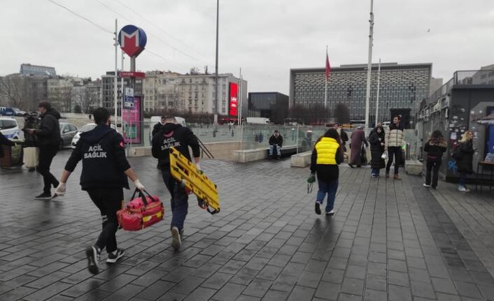 Metroda korku dolu anlar! Raylara yolcu düştü