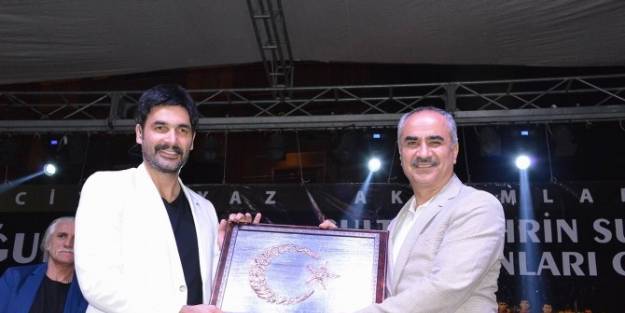 Sanatçı Uğur Işilak Sivas’ta Sahne Aldı