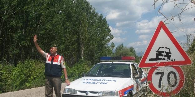 Jandarma Trafik Timleri Hız Konusunda Uyarıyor