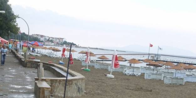 Şarköy'de Yağan Yağmur Plajları Boşalttı