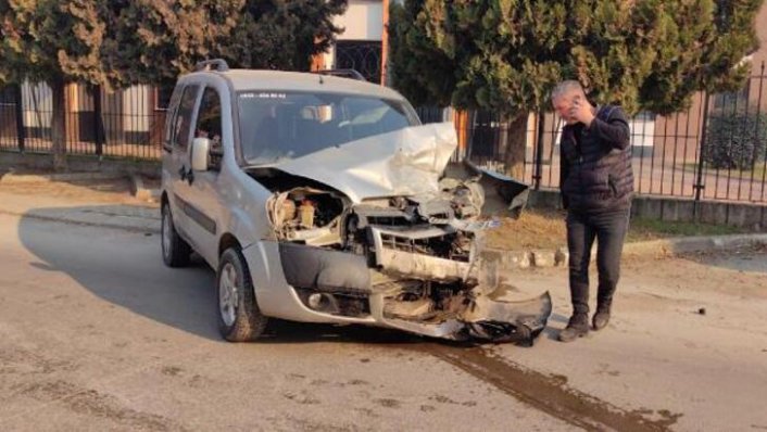 Bursa'da kaza! Kamyonetle hafif ticari araç çarpıştı