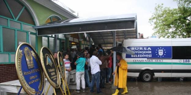 Silahıyla İntihar Eden Ünlü Müteahhidin Cenazesine Yağmur Engeli