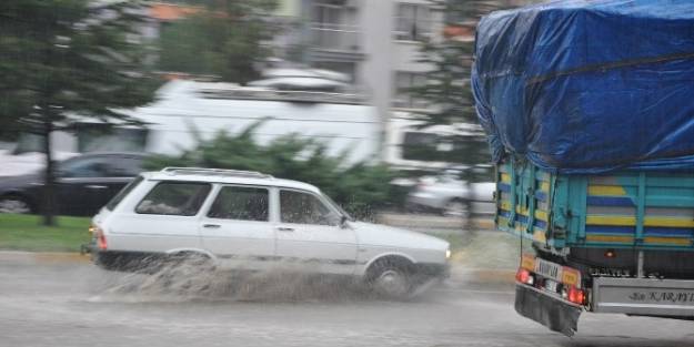 Mesai Çikişi Bastıran Sağanak Yağış Uşak’ı Felç Etti