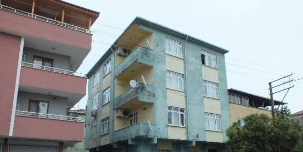 Körfez'de 3 Katlı Binaya Yıldırım Düştü