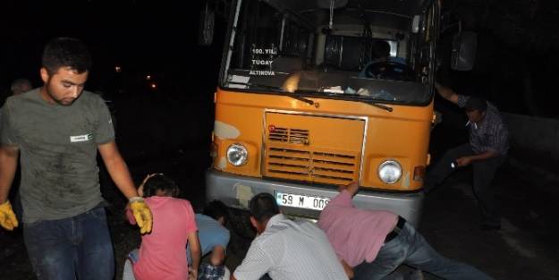 Tekirdağ’yol Çöktü Minibüs Yola  Saplandı
