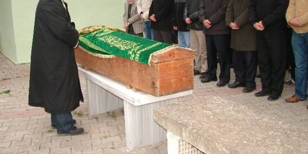 Tabuttan Cenaze Çikmayinca Cemaat Şok Oldu