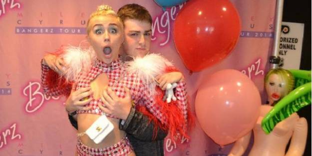 Miley Cyrus'un hayranıyla çılgın pozu