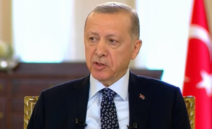 Cumhurbaşkanı Erdoğan, canlı yayında kısa süreli rahatsızlandı