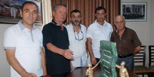Ölen 15 Kişinin Anısına Heykel