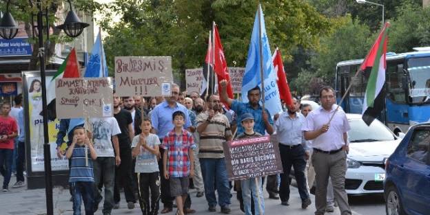 İsrail’in Gazze’ye Yönelik Saldırılarını Yürüyüş Yaparak Protesto Ettiler