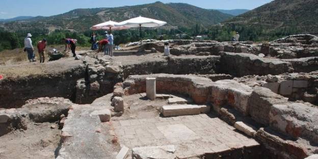 Antik Kentte Kilise Kazısı