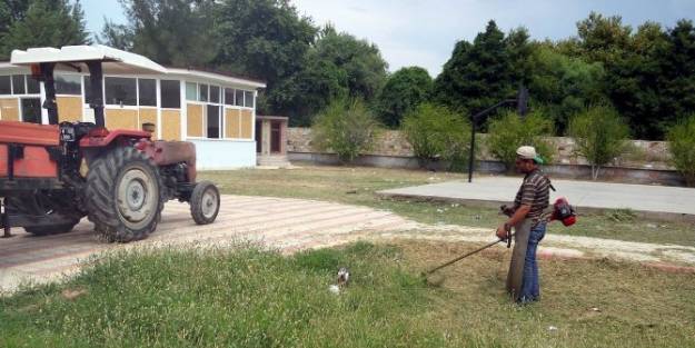Akçay’da Parklara Bakım Yapılıyor