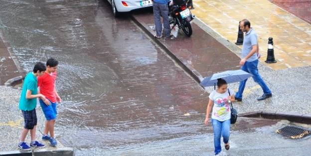 Manisa’ya 10 Dakikalık Yağmur Yetti