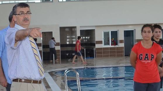 Şanliurfa Büyükşehir Belediyesi'nden Kız Çocuklarina Yüzme Kursu