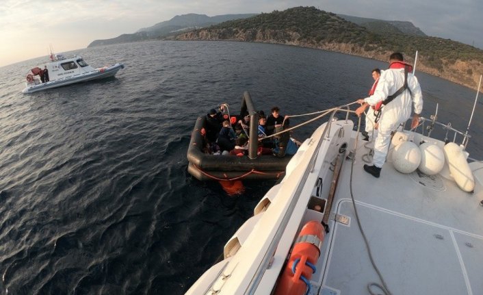 Yunanlılar tarafından ölüme terk edilen 61 kaçak göçmen kurtarıldı