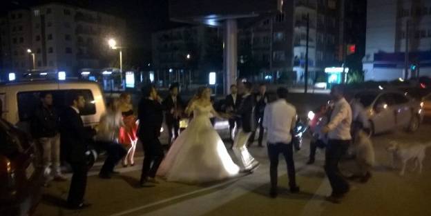 Gelin Ve Damat Yol Orasında Çiftetelli Oynadı