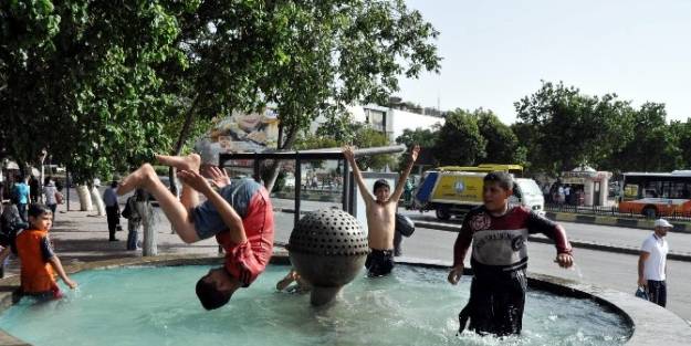 Sıcaktan Bunalan Çocuklar Süs Havuzunda Serinlemeye Çalişti