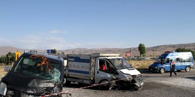 Muradiye’de Trafik Kazası; 4 Yaralı