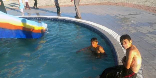 Kelkitli Çocuklar Sıcak Havada Aqua Parka Akın Etti