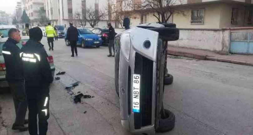 Bursa'da kaza! Araçlara çarparak devrildi