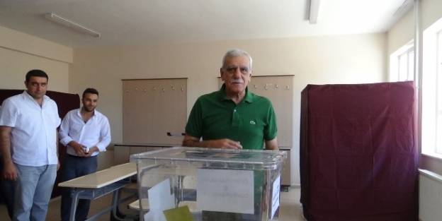 Mardin Büyükşehir Belediye Başkanı Ahmet Türk, Oyunu Kullandı