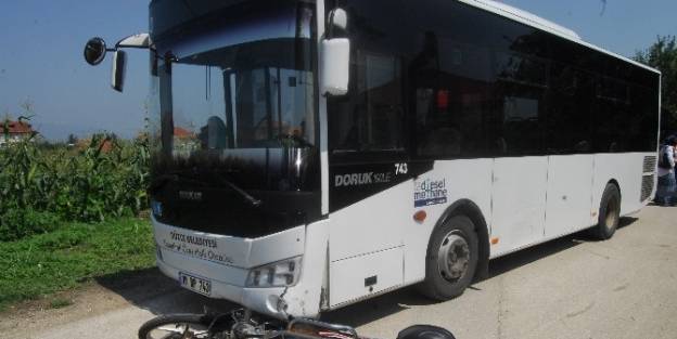 Motosiklet Otobüsün Altına Giriyordu