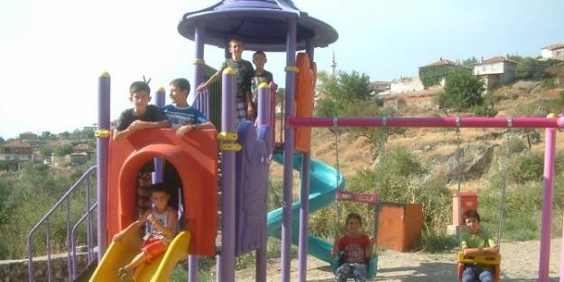 Dutluca’da Okul Bahçesi Çocuklara Park Oldu