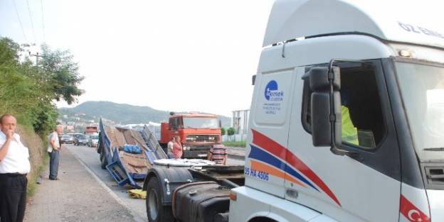 Dorsesi Kopan Tır Trafikte Uzun Kuyruklar Oluşturdu