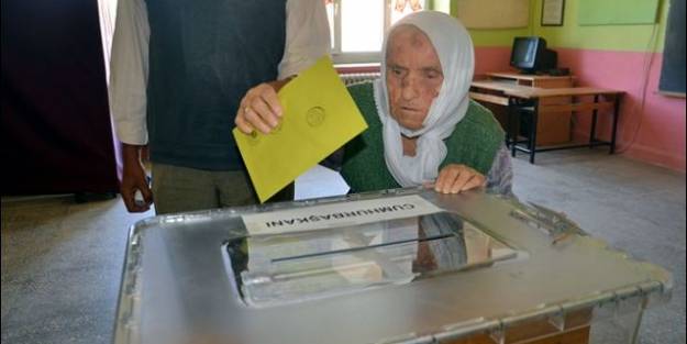 Tüm cumhurbaşkanları gören seçmen oyunu kullandı