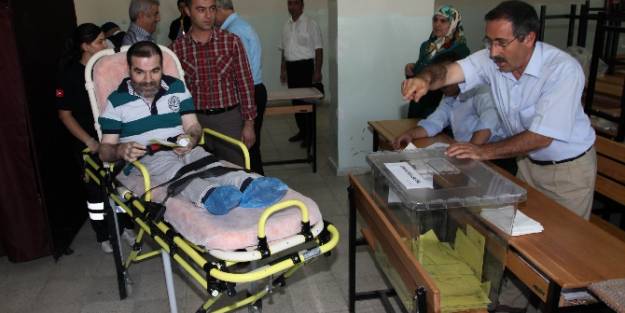 Oy vermeye ambulansla geldi