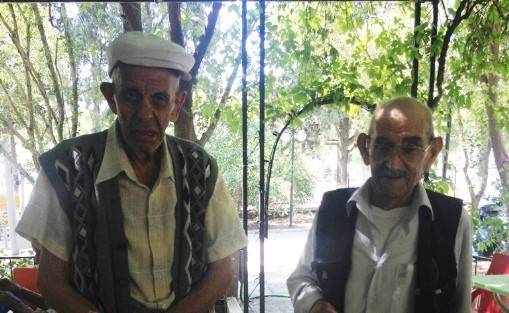 Yaşlılar Bastonlarıyla Sandığa Koştu