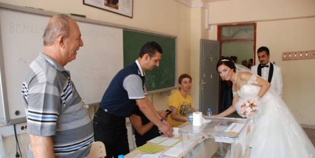 İskenderun’da Damat Düğün Öncesi Geline Oy Kullandırdı