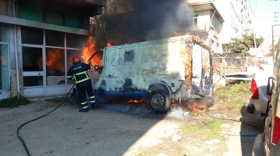 Bursa'da ticari araç yanarak kül oldu