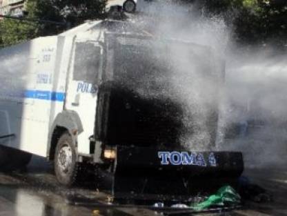 Eylemci gruba TOMA'lı müdahale