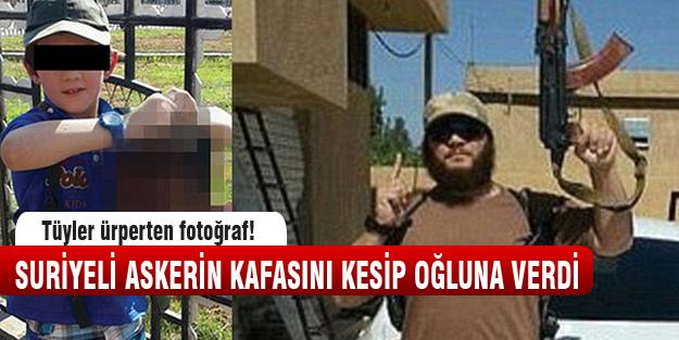 Dünyayı şok eden fotoğraf! Kestiği kafayı oğluna verdi...