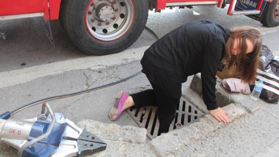 Ayağı mazgala şıkışan genç kadın acı içinde kıvarndı