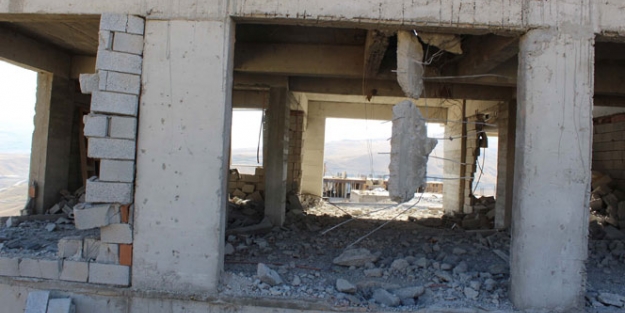 PKK Muş'ta iş makinelerini yaktı