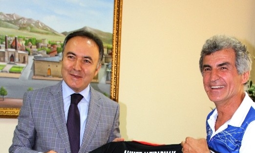 Vali Altıparmak’a Samsunspor Forması