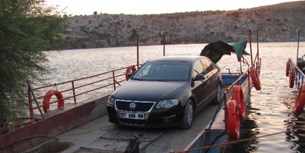 Arabanlı Sürücüler Fırat Nehri’nde Salla Araç Taşımacılığını Tercih Ediyor