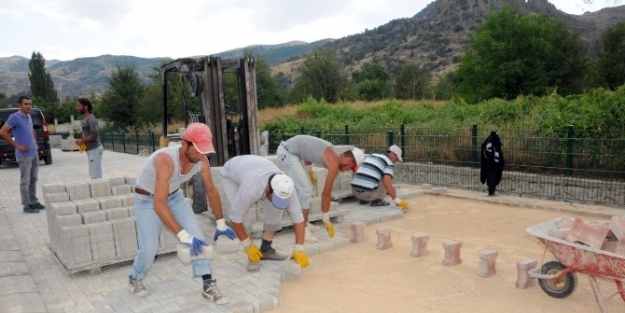 Afyonkarahisar’da Merkeze Bağlanan Yeni Mahallelere Hizmet Devam Ediyor