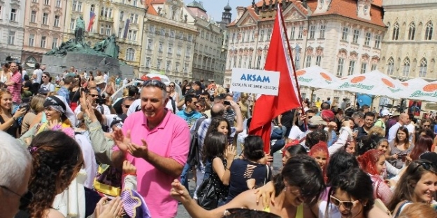 Aksam Halk Oyunları Topluluğu Prag’da Sahne Aldı