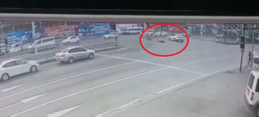 Bursa'da yolun karşısına geçen bisikletli adama otomobil çarptı!