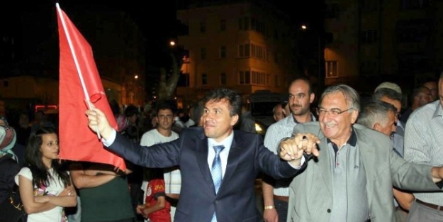 Oltulular, Seçim Zaferini Halaylarla Kutladı