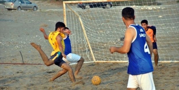 Demre’de Plaj Futbolu Turnuvası Başladı