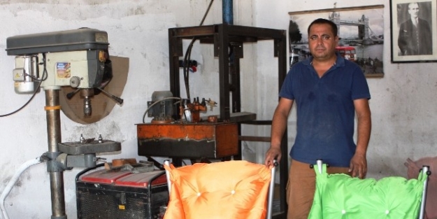 Kendi Tasarımı Olan Koltukların Üretimini Yapıyor