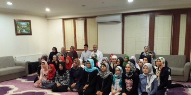 Müftü Ay'dan Yurtdışından Gelen Kız Öğrencilere Konferans