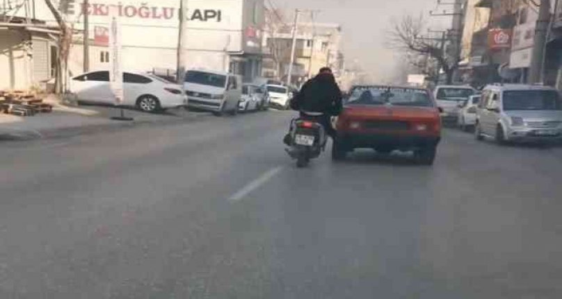 Bursa'da bir acayip olay! Bozulan otomobili motosiklet ile itti