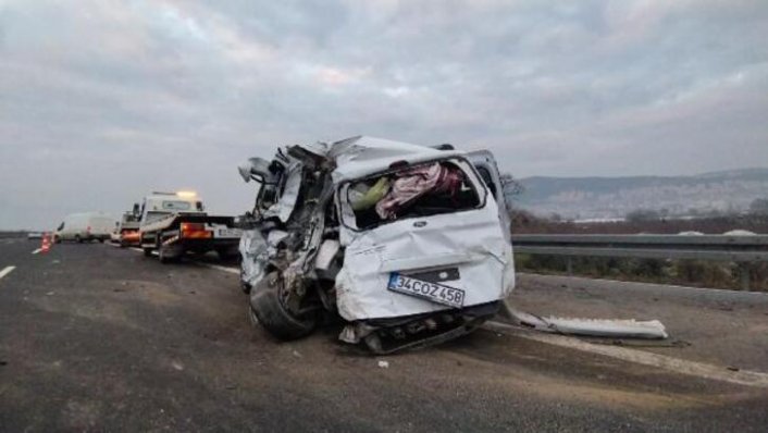 Bursa'da can pazarı! Emniyet şeridinde park halindeki araca minibüs çarptı