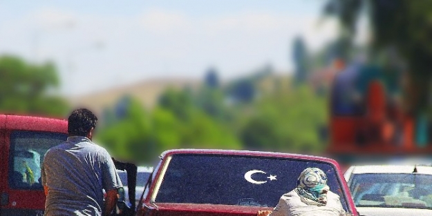 Arıza Yapan Otomobili Eşiyle Birlikte İtekledi